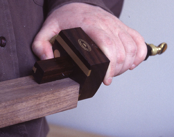 How to hold a mortise gauge